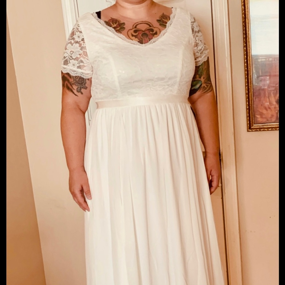 Torrid wedding dress. Size 14 in torrid but fits like a street size 16/18.